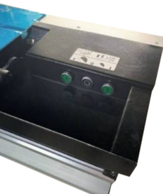 Włączniki w stole przesuwnym start/stop dla tarczy głównej i podcinaka do piły formatowej REMA FX400 Pro-Cut